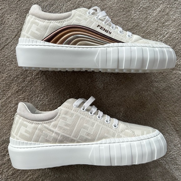 BRAND NEW NEVER WORN! - Picture 3 of 6